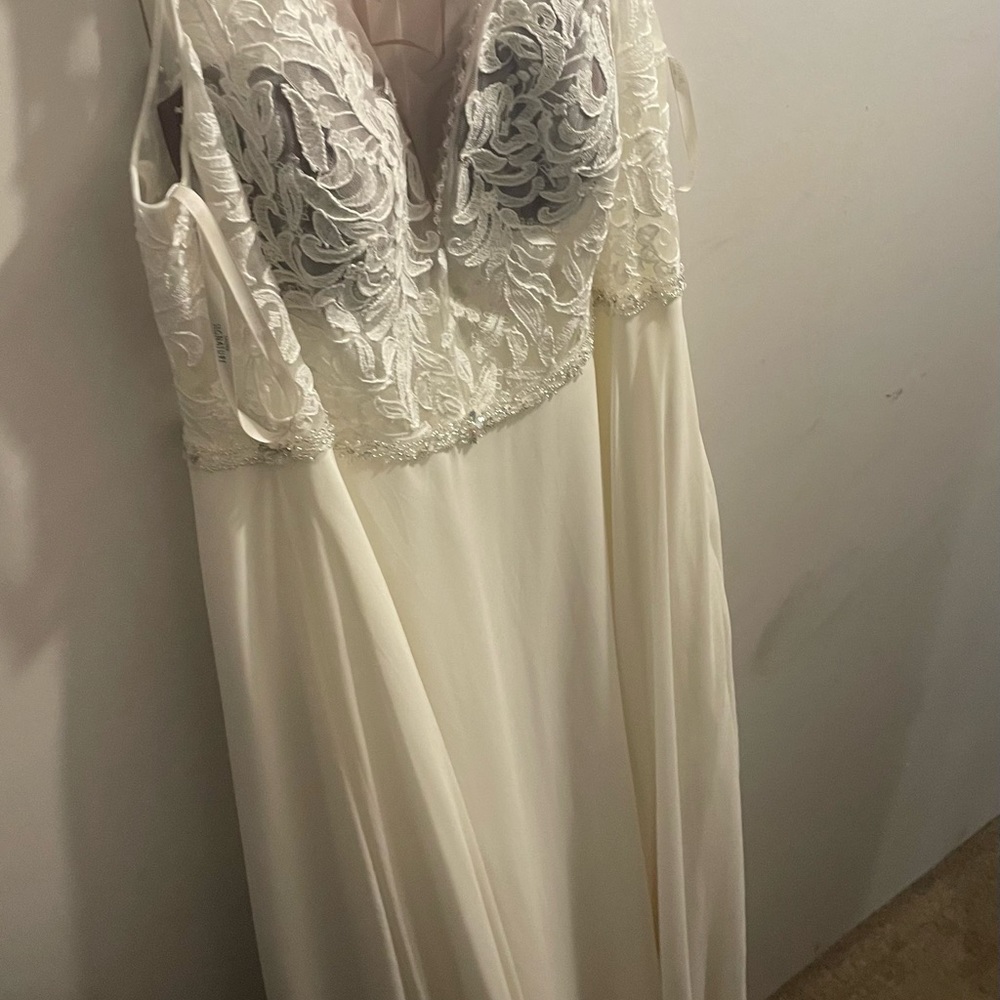 Wedding dress - Picture 1 of 8